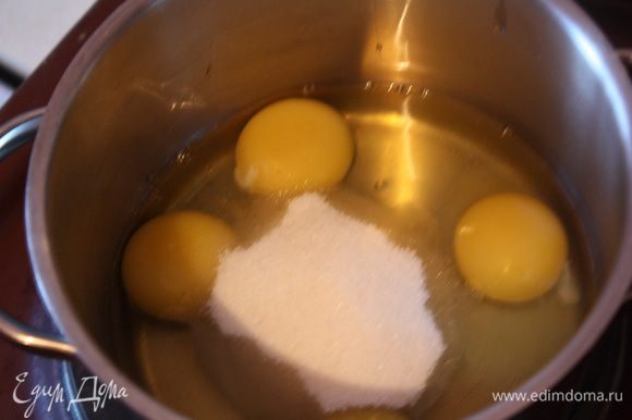 Последнее время,если я делаю бисквит, то делаю его либо на огне,либо на водяной бане. Яйца насыщаются кислородом при подогреве и масса становится гораздо воздушнее и пышнее.Можете сразу начать взбивать, но тогда уж пусть яйца будут комнатной температуры.В кастрюлю с толстым дном выливаем яйца и сахар и ставим на маленький огонь,постоянно помешивая. Подогреваем до температуры 45 градусов (или пока не пойдет пар). С водяной баней все проще, ставим термостойкую миску на кастрюлю с кипящей водой.