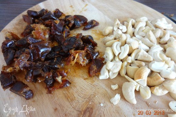 Орехи подсушить в разогретой до 180°C духовке, поломать на небольшие кусочки. Финики освободить от косточки и измельчить ножом.