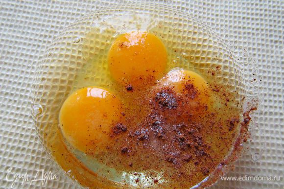 Яйца взбить, добавить соль, перец, щепотку мускатного ореха, щепотку сахара.