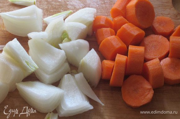 Лук и морковь крупно нарезать.