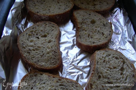 Хлеб нарезаем средне, смазываем оливковым маслом и отправляем в духовку 220 гр минут на 10.
