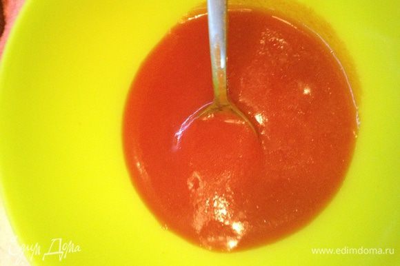 Разводим томатную пасту теплой водой 1:4