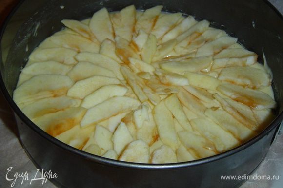 Простой яблочный пирог на кефире с орехами и корицей в мультиварке