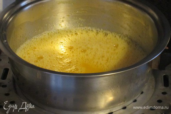 Лимонный сок смешать на водяной бане с сахаром, яичными желтками и крахмалом, затем, также на водяной бане, взбить венчиком в пену.