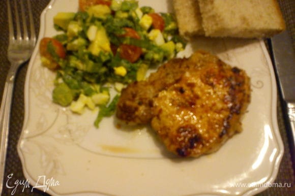 Выложить мясо на тарелку, полить соусом из сковороды. Дополнить его салатом и хлебом из цельнозерновой муки.