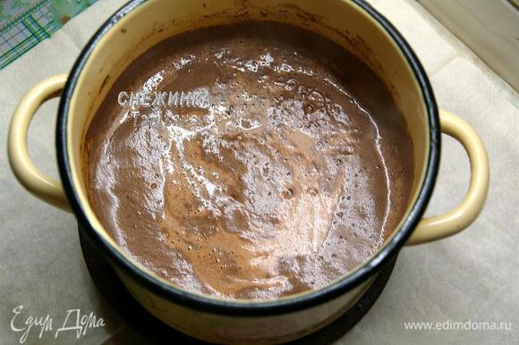 В другой кастрюльке завариваем какао. Смешиваем порошок какао с ванилином и молоком. Ставим на огонь и доводим до кипения. Образуется пенка, которая станет подниматься.