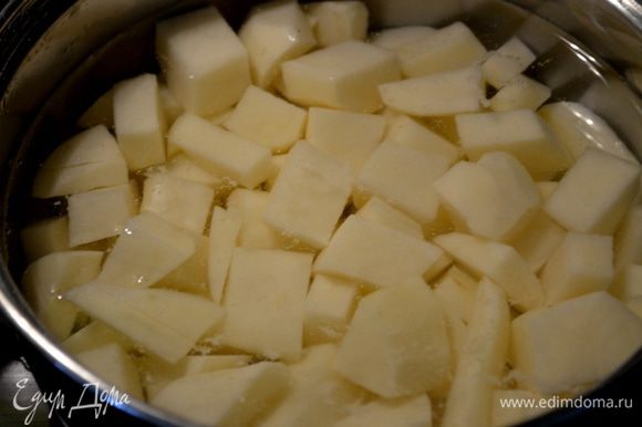 Сварить картофель в соленой воде. Слить воду,