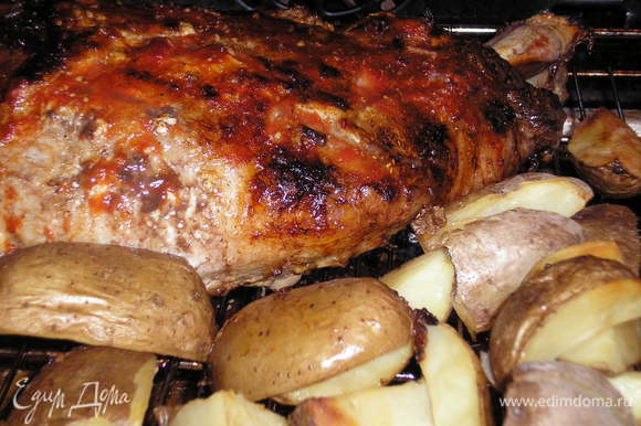 В разогретую духовку поставить курицу и картофель. Запекать 30 минут при температуре 200 С.