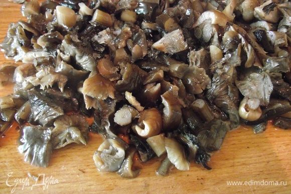 Овощи отвариваем до готовности. Остужаем. Нарезаем мелко лук и обжариваем, добавляем грибы, солим и перчим по вкусу. Жарим до готовности. Подойдут любые грибы.