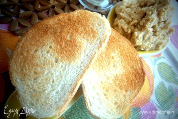 Для подачи подсушиваем в тостере белый или зерновой хлеб...