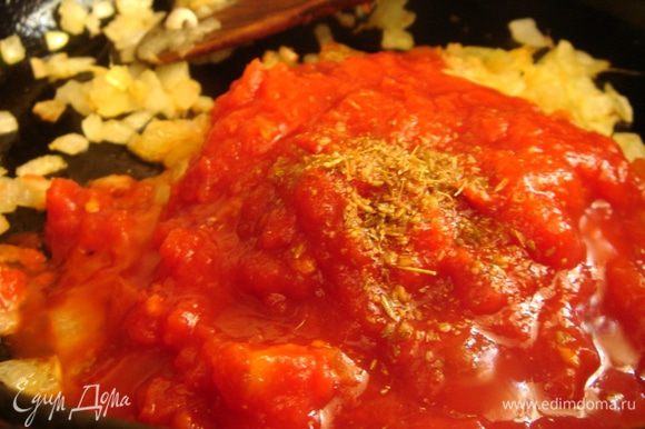 Для томатного чатни измельчить луковицу и обжарить её на растительном масле с сахаром. Добавить томаты, измельчённый маринованный перец, мелко натёртый имбирь, зиру, кориандр, винный уксус, соль и перец. Тушить минут 10 на среднем огне.