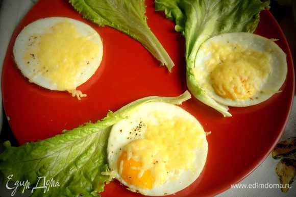 Собираем блюдо для подачи: листья салата, яйца под сыром...