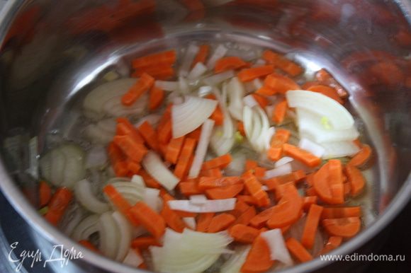 Луки морковь порезать как вам нравится и обжарить на разогретом масле до золотистого цвета.