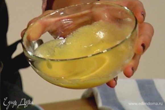 Приготовить заправку: в горчицу, непрерывно помешивая, влить оливковое масло, а затем лимонный сок.