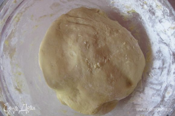 Добавляем молочную смесь к мучной, начинаем мешать тесто ложкой. Добавляем яйца и хорошо вымешиваем тесто около 10 минут. Должно получиться мягкое не липкое тесто. В процессе замеса может уйти немного больше муки, потому что мука у всех разная.