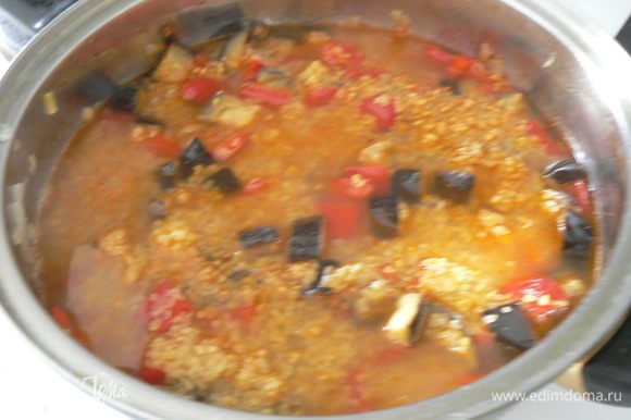 Перемешиваем, добавляем чеснок и специи, жарим. Кладем томатную пасту и жарим, помешивая, 1 минуту. Вливаем бульон или воду, солим по вкусу.