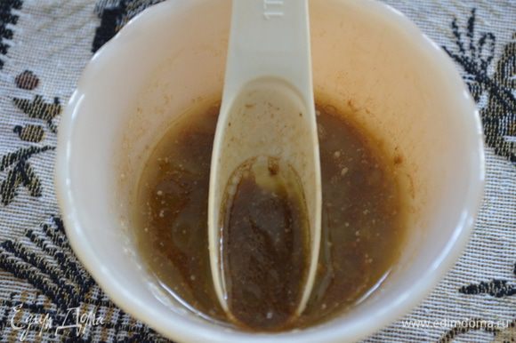 Разогреть духовку до 180 гр. Смешать растопленное сливочное масло,вустер.соус в небольшой чаше.