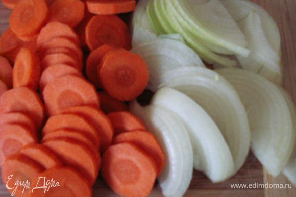 Морковь нарезать не очень тонко кружками, лук нарезать полукольцами. Чернослив промыть.