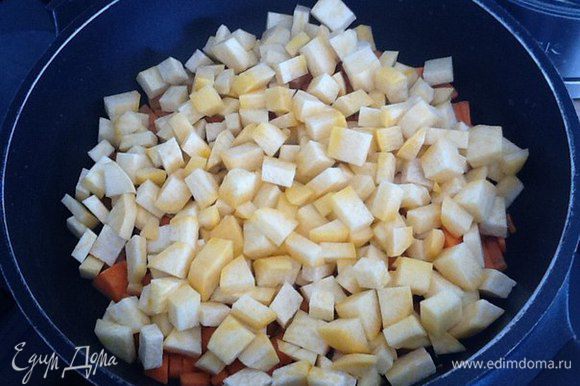 Режем репку также кубиками и добавляем их в сковороду к моркови