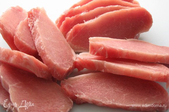 Нарезать тонко свинину, толщиной примерно 0,7 см.