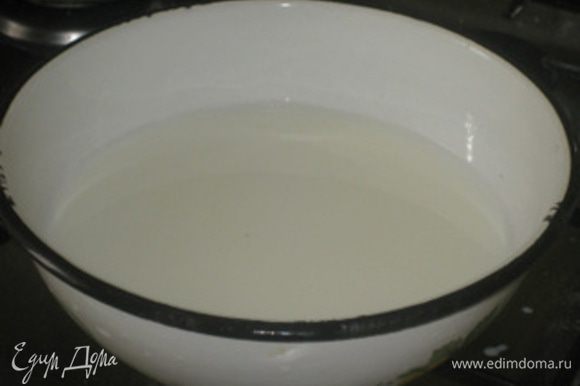 - Ванильный крем: Молоко с ванилью вскипятить.