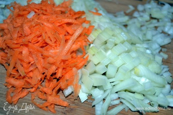 Морковь натереть на крупной терке, лук мелко нарезать.Всё это можно в таком виде загрузить в кастрюлю с почти готовой чечевицей.