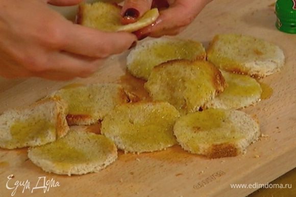Полить хлеб с обеих сторон оливковым маслом так, чтобы он был влажным.