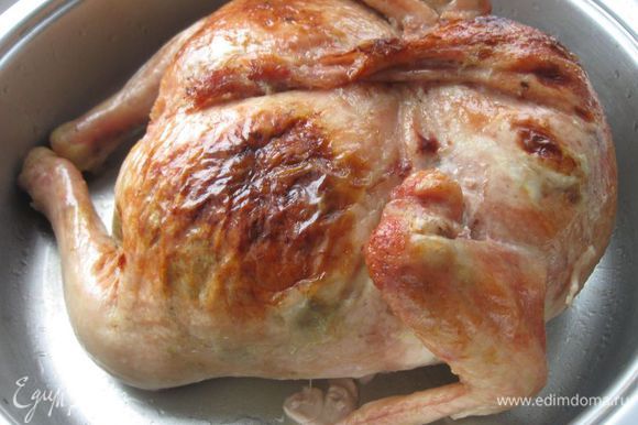 Готовую курицу охладить до комнатной температуры, аккуратно снять нитки, подрезав в нескольких местах.