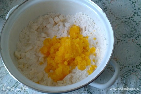 В полученную крошку добавить 3 желтка, перетертых со стаканом сахара.