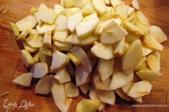Яблоки отчистить от кожуры и семян, порезать тонкими лепешками.