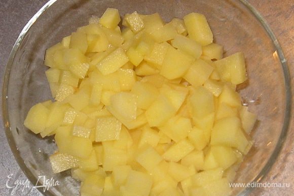 Картофель нарезать кубиками.