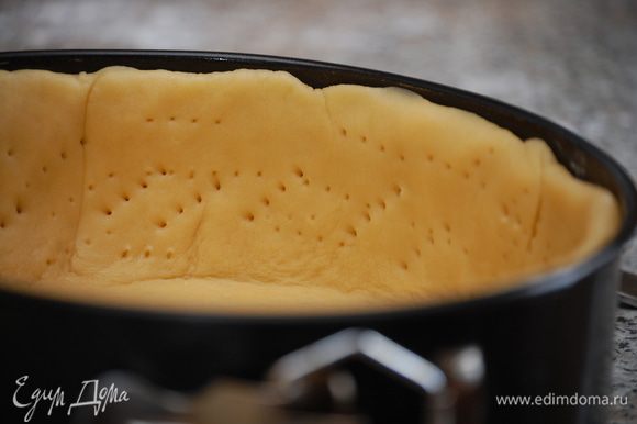 После указанного времени раскатать тесто, равномерно распределить его по форме, наколоть вилкой и убрать в морозилку на 25 минут.
