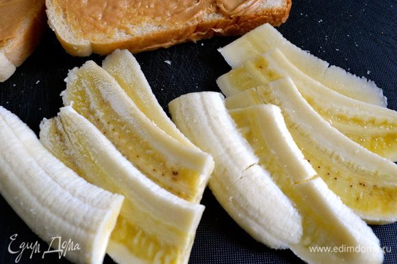 Банан нарезать дольками.