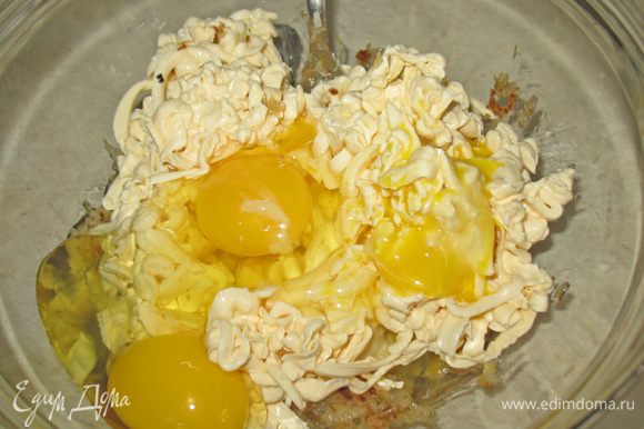 К жаренному остывшему луку добавить потертые плавленные сырки, яйца, порезанный зеленый лук.