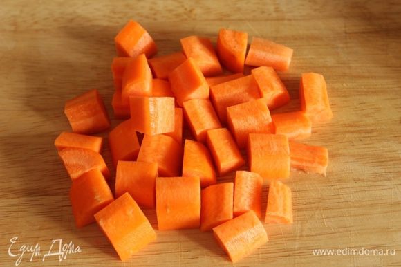 Так же кубиками режем морковь.