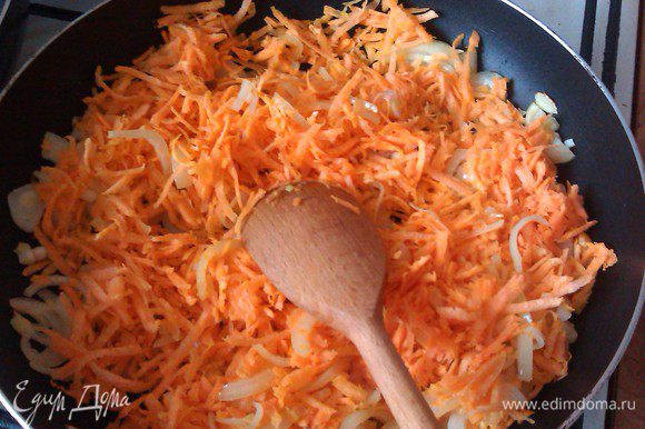 Натираем на терке морковку, лук оставшыйся на сковороду и обжариваем.