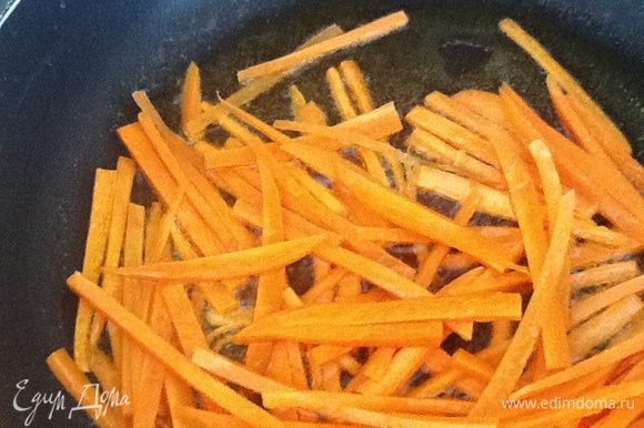 Нагреваем сковороду. добавляем 2 столовые ложки оливкового масла. На активном огне доводим морковку до румяного состояния. Не поджариваем, скорее карамелизуем легко. (1-3 минуты)
