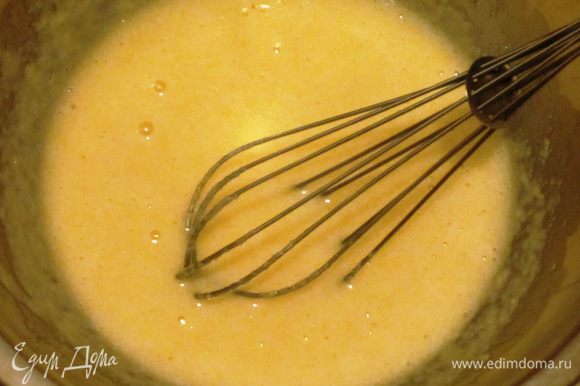 Добавить растопленное сливочное масло в тесто, хорошо размешать венчиком.
