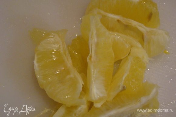 Лимоны очистить от кожуры, разобрать на дольки, отправить в кастрюлю