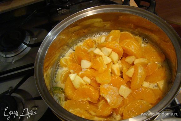 Добавляем мандарины - оставляем вариться на среднем огне минут 30-40, влить алкоголь