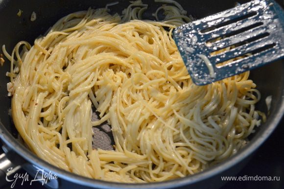 Спагетти готовые снять с огня, слить воду и отставить 3/4 стакана с них. На сковороду с бекона выложить чеснок и обжаривать его 1 минуту. Добавить соль и красный перец. Добавить спагетти и пармезан.Долить воды с готовки спагетти. Перемешивать.