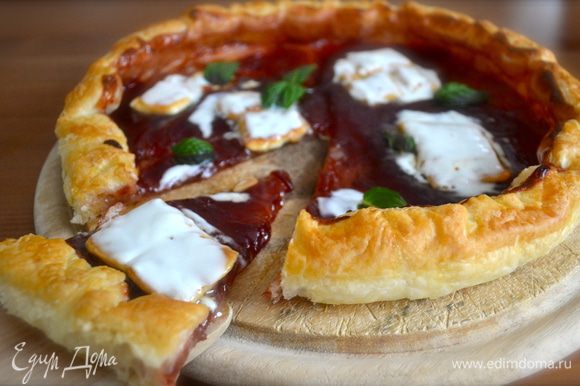 Подавать пиццу в теплом виде, украсив листиками мяты, наподобие листиков базилика на настоящей пицце! ))