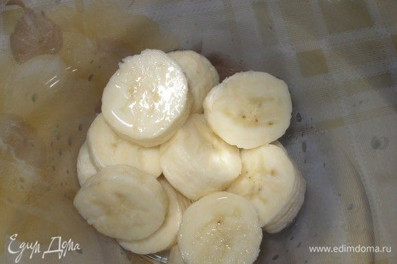 Бананы очистить, нарезать, брызнуть соком лимона (чтоб не потемнели) и измельчить при помощи блендера в пюре.