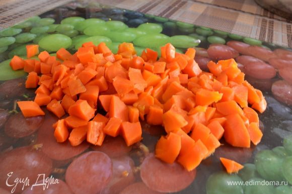 Также очистите от кожуры морковь и нарежьте кубиками.