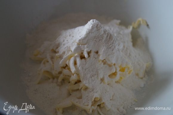 Добавить соль, сахар, муку и начинаем замешивать тесто, которое сначала будет рассыпаться и крошиться, а потом превратится...