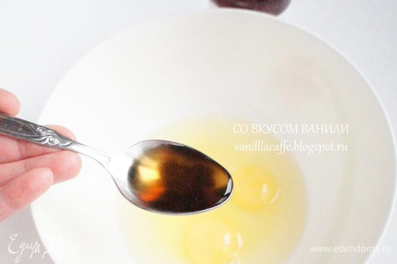 В миску разбить яйца. Добавить кленовый сироп и ванилин.