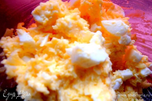 Перемешиваем нарезанные яйца с сыром и майонезом, добавив чеснок по вкусу!