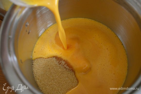 Пока печется пирог, приготовим сироп для пропитки. В небольшой кастрюльке смешать сахар с апельсиновым соком. Поставить на слабый огонь и, помешивая, довести до полного растворения сахара.