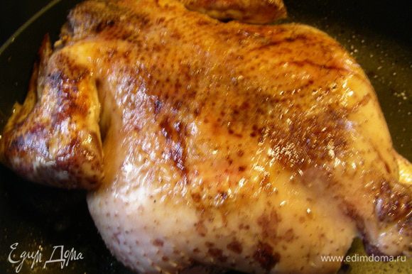 В сковороде разогреваем смесь масел и обжариваем курицу со всех сторон до красивого коричневого цвета(на мой взгляд, масла много не надо, так как курица при обжаривании выделяет достаточно жира).