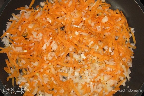 Лук и морковь обжариваем до золотистого цвета на среднем огне 7-10 минут.